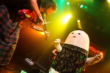 ゲスト参加したTHEラブ人間の谷崎航大（Violin）とよのっしー。（撮影：西槇太一）