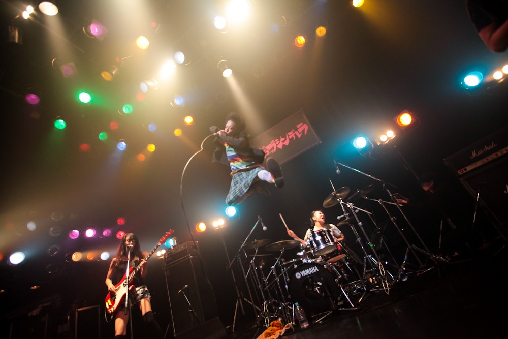 バックドロップシンデレラ「ワンマンでウンザウンザを踊る」ライブの様子。（撮影：西槇太一）
