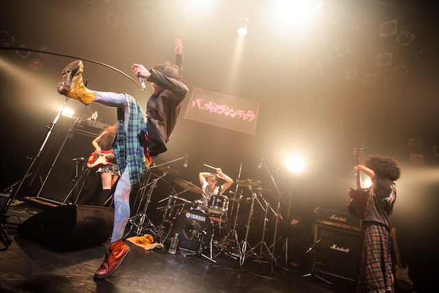 バックドロップシンデレラ「ワンマンでウンザウンザを踊る」ライブの様子。（撮影：西槇太一）