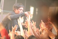 でんでけあゆみ（Vo）（撮影：西槇太一）