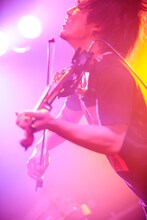 ゲスト参加したTHEラブ人間の谷崎航大（Violin）（撮影：西槇太一）