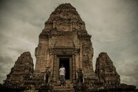 「TABISITE」より遺跡にたたずむ咲人。