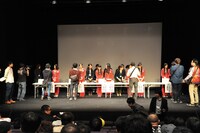 ファンと触れ合う東京パフォーマンスドール。