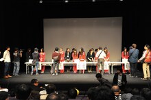 ファンと触れ合う東京パフォーマンスドール。