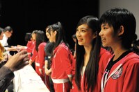 ファンと触れ合う東京パフォーマンスドール。