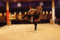 四股を踏む幸樹（vo）。