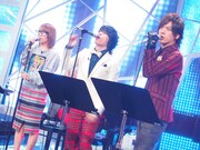 オープニングテーマ演奏中の高橋みなみ、西川貴教、DAIGO。