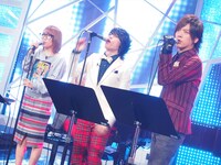 オープニングテーマ演奏中の高橋みなみ、西川貴教、DAIGO。