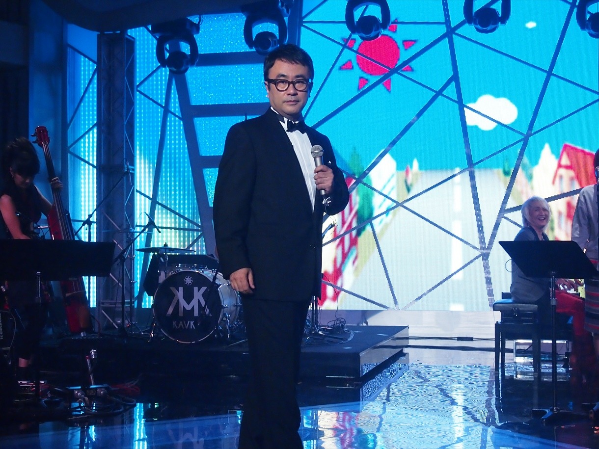 スタジオライブ用の衣装に着替えた三谷幸喜。