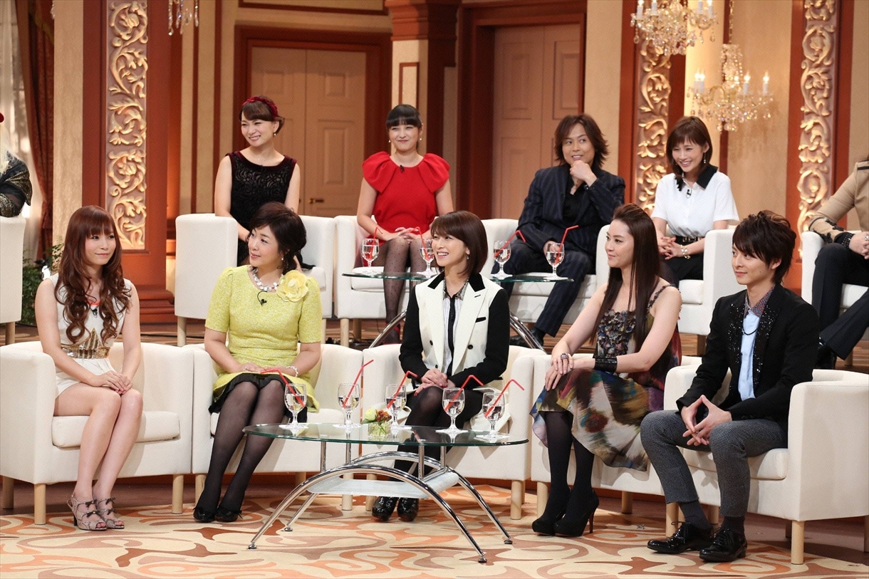 スタジオトーク収録の様子。上段左から保田圭、石川梨華、つんく♂、安倍なつみ、下段左から中川翔子、菊池桃子、森高千里、観月ありさ、小池徹平。