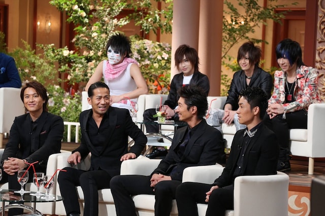 上段左から樽美酒研二、鬼龍院翔、喜矢武豊、歌広場淳（以上4名ゴールデンボンバー）、下段左からTAKAHIRO、HIRO、MAKIDAI、TETSUYA（以上4名EXILE）。