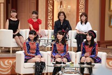 上段左から保田圭、石川梨華、つんく♂、安倍なつみ、下段左から指原莉乃（HKT48）、大島優子、北原里英（以上2名AKB48）。