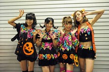 LinQメンバーの舞川あやが作った衣装を着た天野なつ、吉川千愛、杉本ゆさ、一ノ瀬みく（写真左から）。