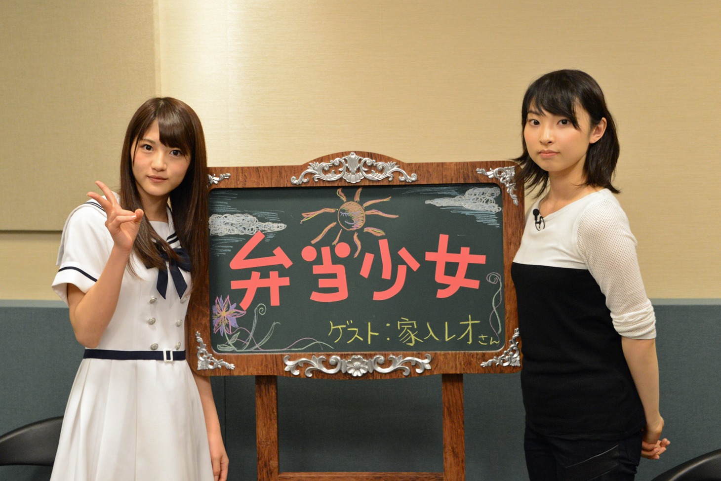 左から若月佑美（乃木坂46）、家入レオ。