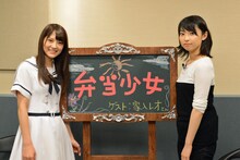 左から若月佑美（乃木坂46）、家入レオ。