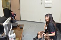 驚いてヒザから崩れ落ちるHMV小川氏。なお取材は小川氏が勤務するHMV大宮アルシェ控え室にて小川氏に極秘で行われた。