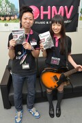 「ロックスミス2014」をゲットしてゴキゲンな伊藤千由李（右）と助っ人・HMV小川氏（左）。