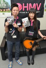 「ロックスミス2014」をゲットしてゴキゲンな伊藤千由李（右）と助っ人・HMV小川氏（左）。