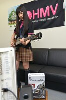 真剣な表情でギタープレイに挑戦する伊藤千由李。