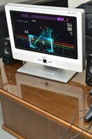 タブ譜を進化させた形状の「ロックスミス2014」プレイ画面。本物のギターで人気曲に合わせて“音ゲー”が楽しめる。