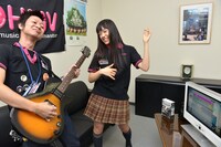 思わずテンションが上がるHMV小川氏（左）と伊藤千由李（右）。