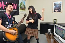 思わずテンションが上がるHMV小川氏（左）と伊藤千由李（右）。