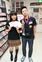 チームしゃちほこを初期からプッシュするHMV大宮アルシェ店員・小川氏（右）と記念撮影。