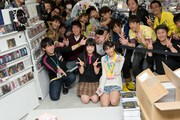 HMVルミネ池袋に集まったファンと一緒に記念撮影。お渡し会は同じスターダスト3B juniorに所属する中村優（手前右）も応援に駆けつけた。