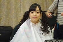 髪をカールする伊藤千由李。