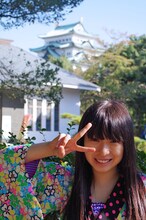 大黒柚姫。後ろは名古屋城。