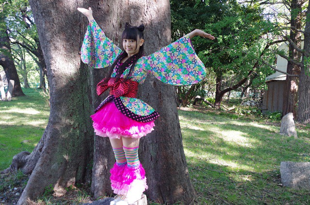 安藤ゆず。後ろは大木。
