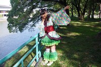 坂本遥奈。後ろはお堀。