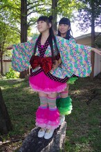 「タイタニック」ごっこに興じる安藤ゆず（前）と坂本遥奈（後）。