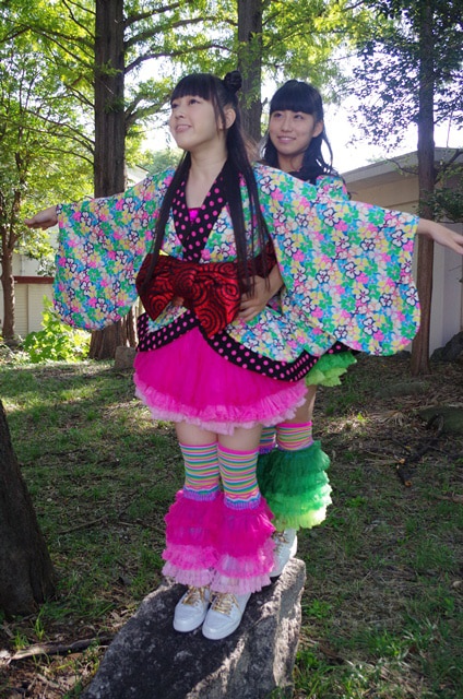 「タイタニック」ごっこに興じる安藤ゆず（前）と坂本遥奈（後）。