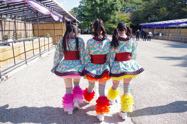 名古屋城下を散歩する安藤ゆず、秋本帆華、伊藤千由李（左から）。