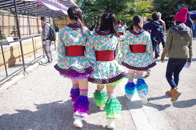 名古屋城下を散歩する大黒柚姫、坂本遥奈、咲良菜緒（左から）。