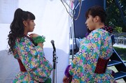 舞台裏でスタンバイする坂本遥奈（左）と大黒柚姫（右）