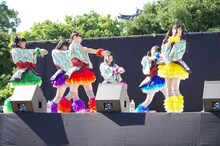 チームしゃちほこ「愛のフリーライブ」の様子。