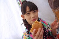 シュークリームを頬張る秋本帆華。