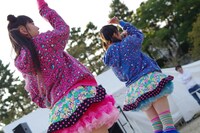 安藤ゆず（左）と咲良菜緒（右）。