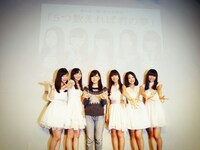 2.5Dでの緊急重大発表記者会見に出席した、東京女子流と山戸結希監督。