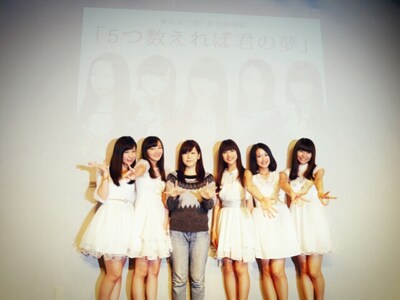 2.5Dでの緊急重大発表記者会見に出席した、東京女子流と山戸結希監督。