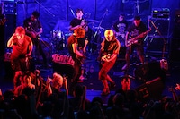 田中’T’幸彦（G / KEMURI）と加藤隆志（G / 東京スカパラダイスオーケストラ）によるギターバトルの様子。