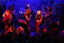 田中’T’幸彦（G / KEMURI）と加藤隆志（G / 東京スカパラダイスオーケストラ）によるギターバトルの様子。