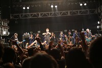 東京スカパラダイスオーケストラとKEMURIのコラボパフォーマンスの様子。