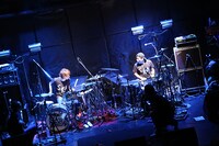 茂木欣一（Dr / 東京スカパラダイスオーケストラ）と平谷庄至（Dr / KEMURI）によるドラムバトルの様子。