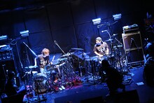 茂木欣一（Dr / 東京スカパラダイスオーケストラ）と平谷庄至（Dr / KEMURI）によるドラムバトルの様子。