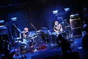 茂木欣一(Dr / 東京スカパラダイスオーケストラ)と平谷庄至(Dr / KEMURI)によるドラムバトルの様子。