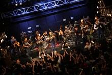 東京スカパラダイスオーケストラとKEMURIのコラボパフォーマンスの様子。