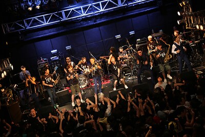 東京スカパラダイスオーケストラとKEMURIのコラボパフォーマンスの様子。